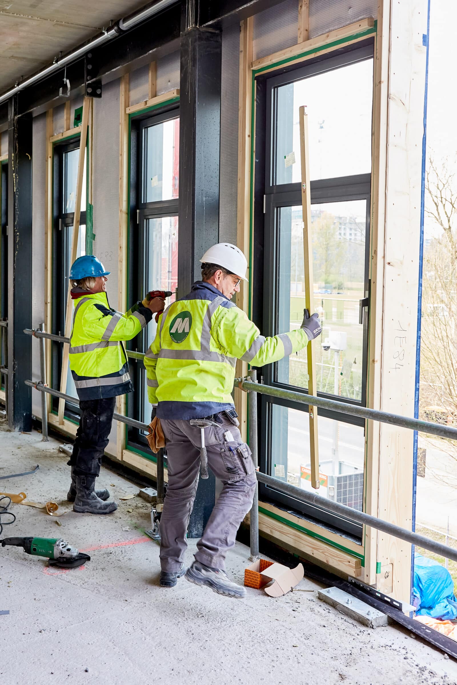 Het casco plaatsen houtskeletprojecten door MBS-medewerkers